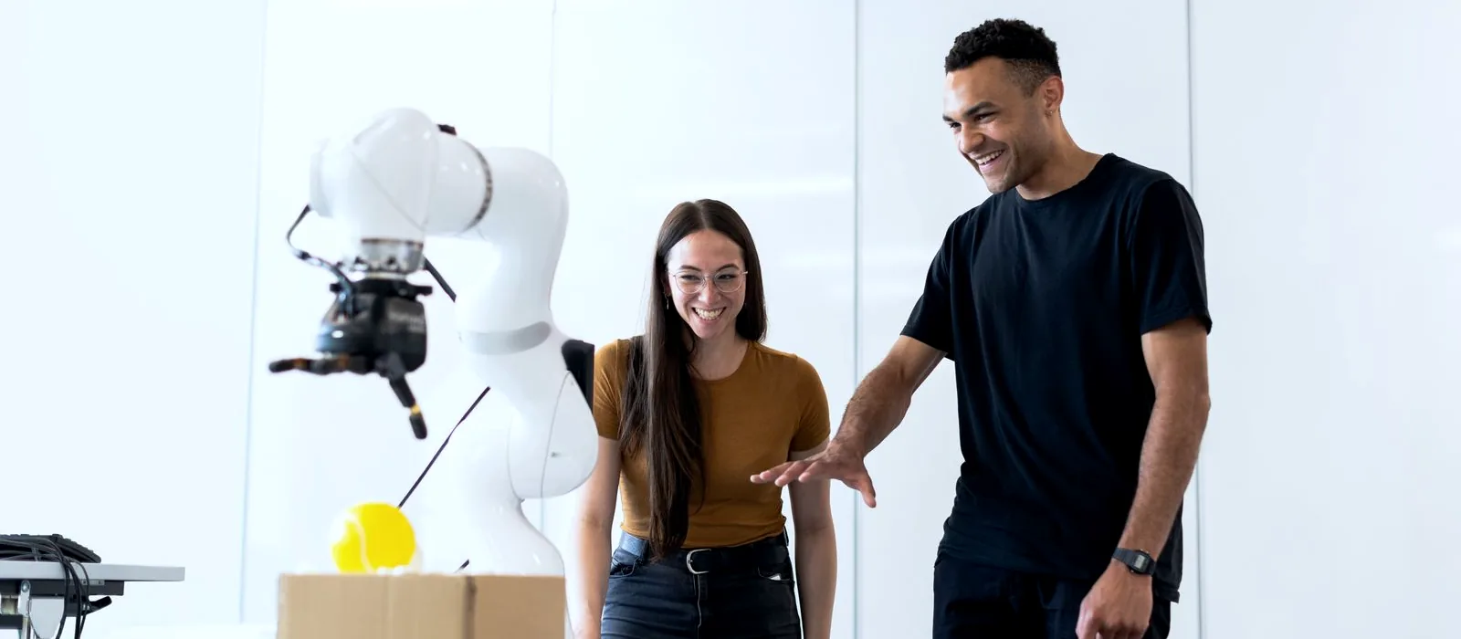 Deux ingénieurs testant un bras robotisé