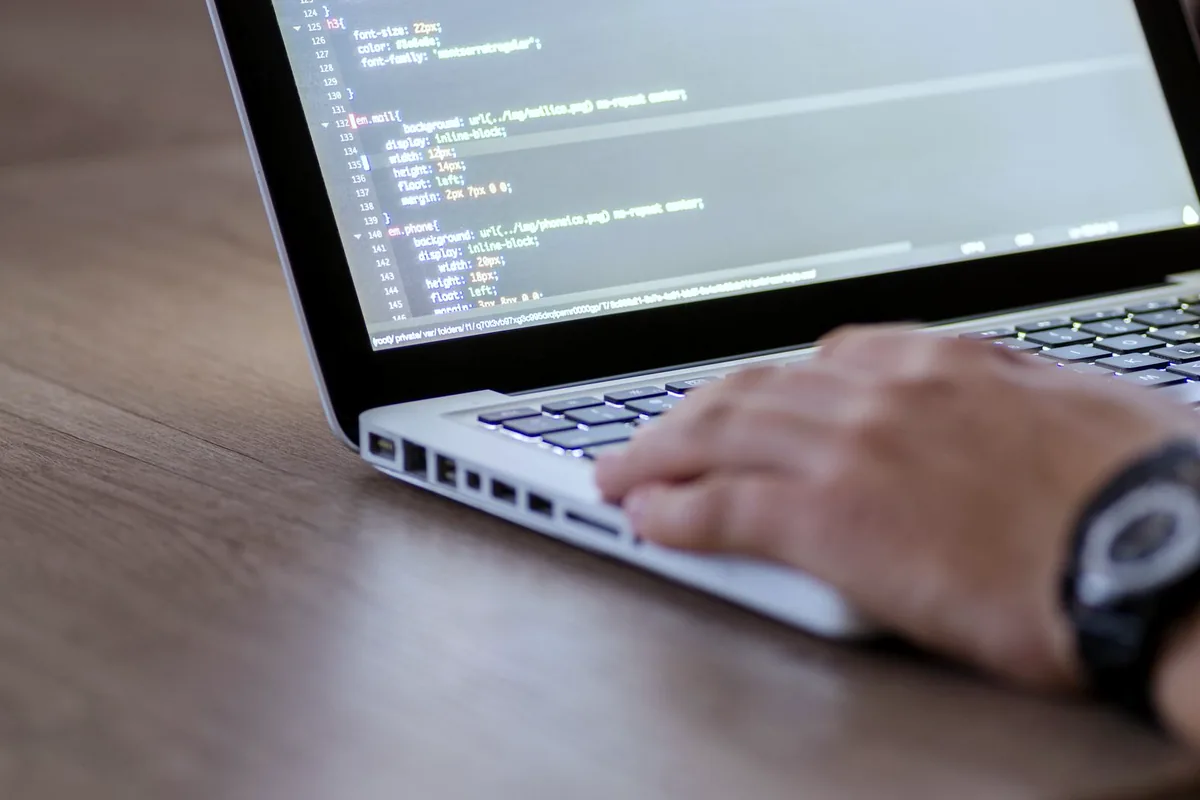 Ordinateur portable affichant du code