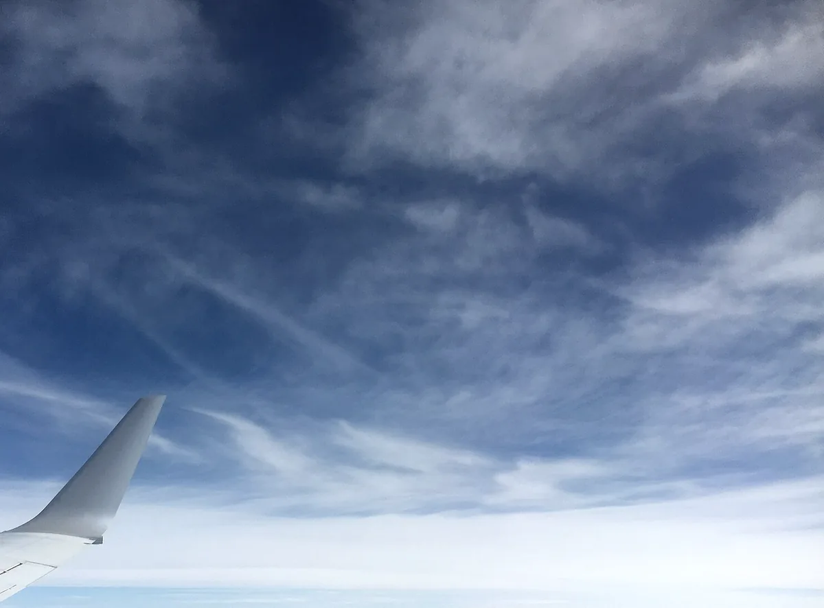 Aile d'avion en vol au-dessus des nuages